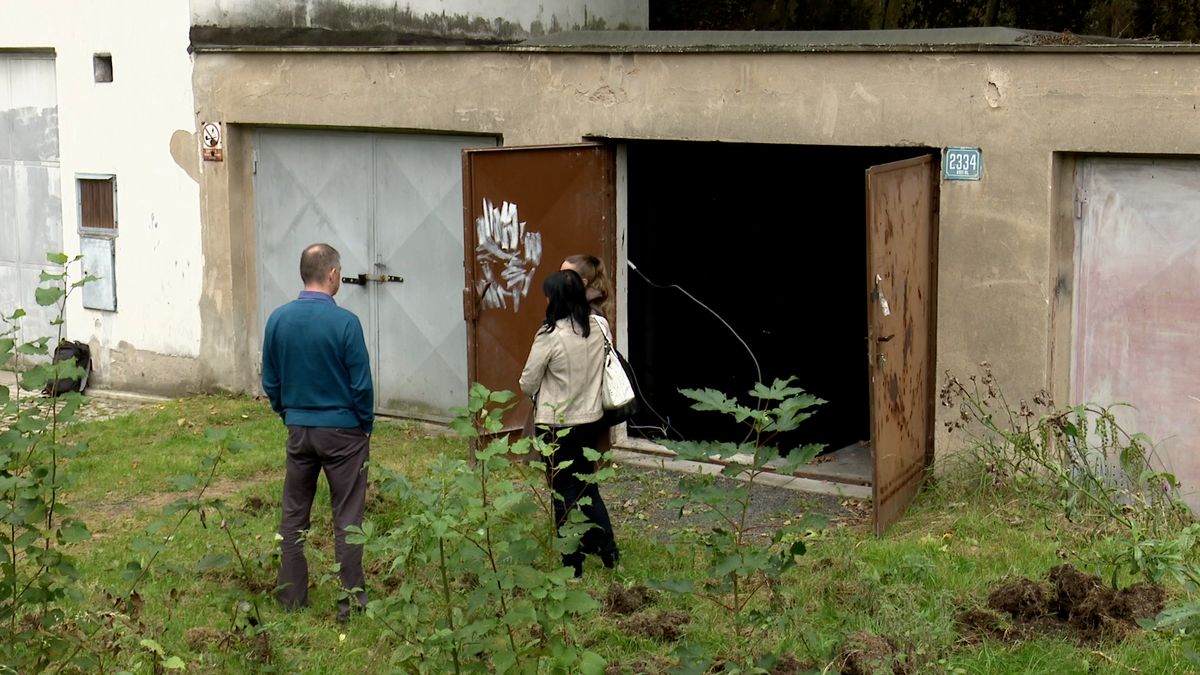 Odkoupené garáže na Jižním lomu v Sokolově dá město zbourat